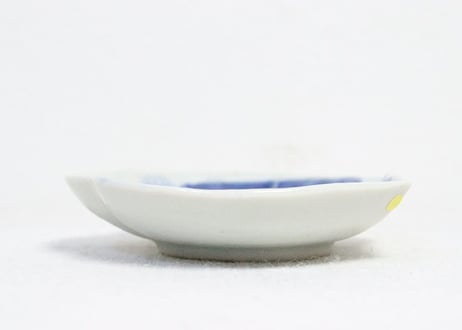 明治前期陽刻染付福良雀型小皿➁　ノミホツ
