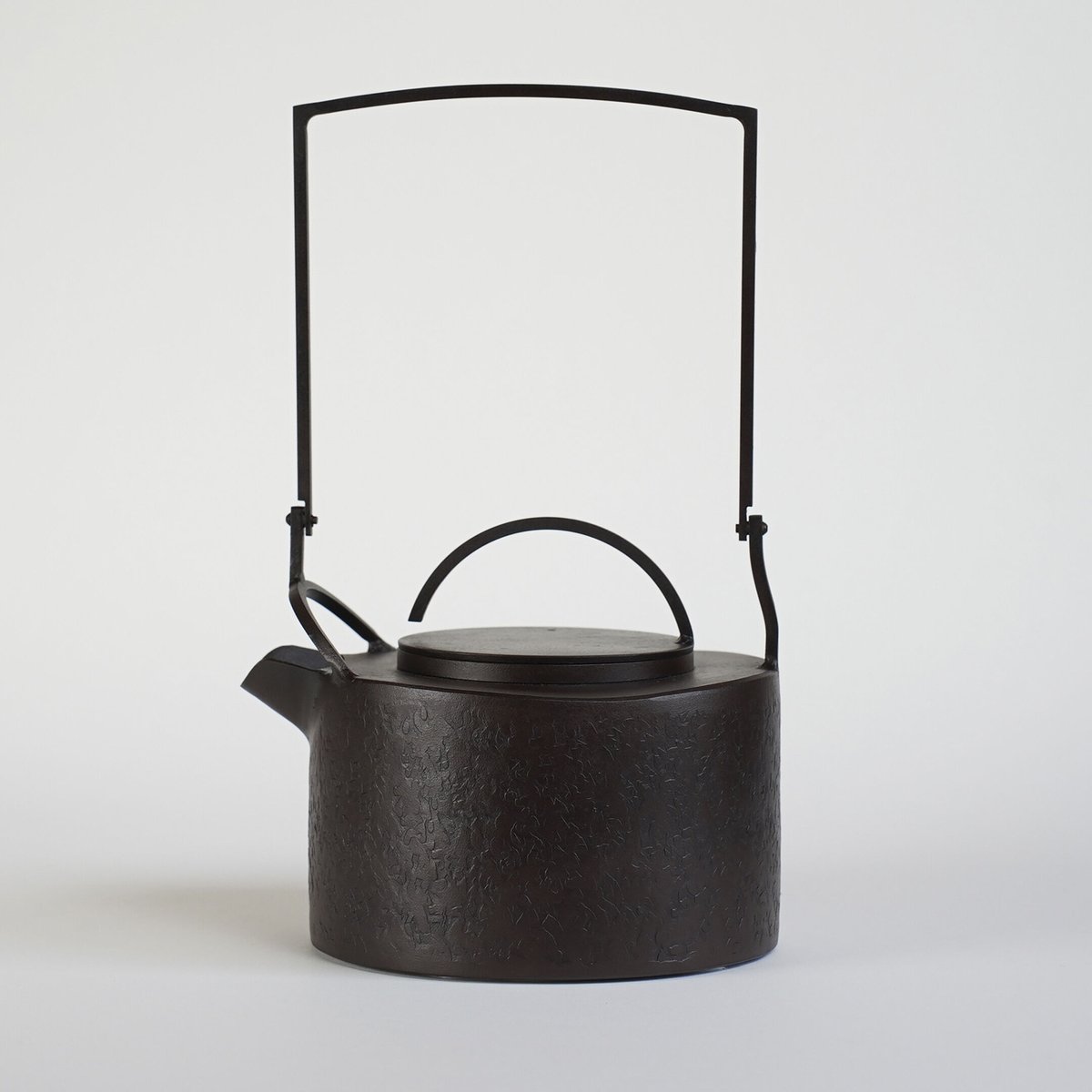 坂井直樹作 鉄地象嵌薬缶　金属造形作家「湯のこもるカタチ」共箱 FM11-07 fit=scale-down,w=1200