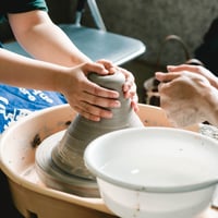 【8月のROOTS & School】ろくろをひこう！本格陶芸体験｜陶芸コース