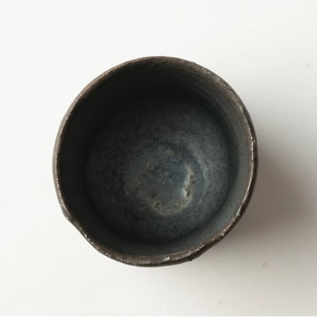 【芳賀龍一】黒釉ぐい呑み_32