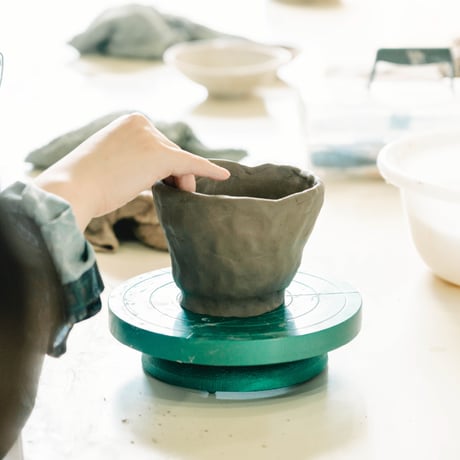 【8月のROOTS & School】秋に向けて、陶器のお碗をつくろう！｜陶芸コース