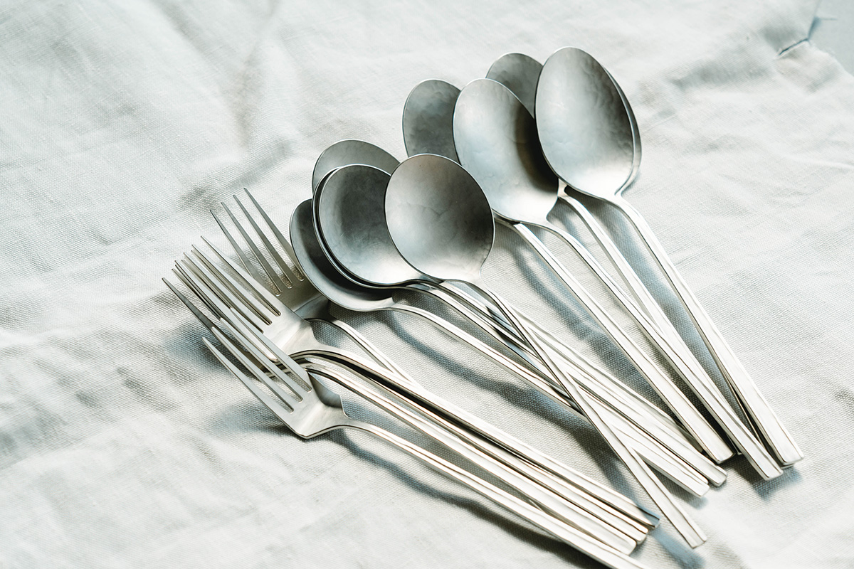 奥澤華さんのカトラリー、花器、プレートを追加しました | Q1