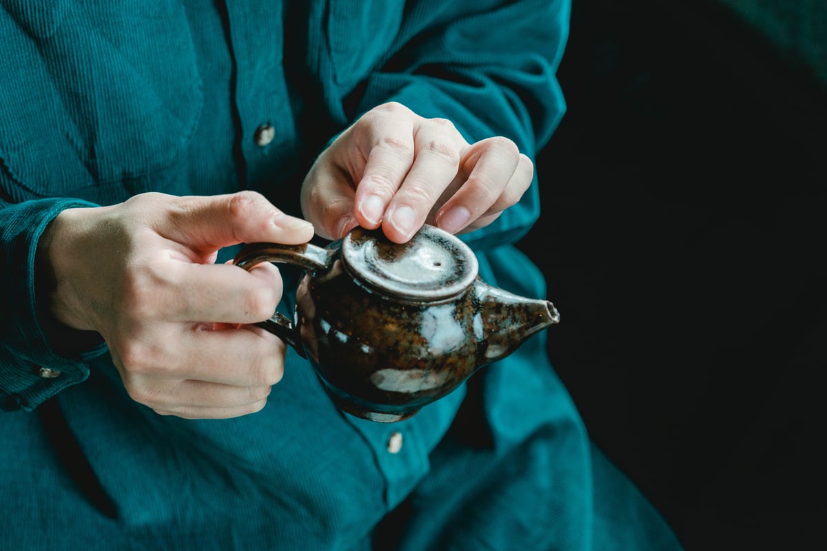 長谷川奈津】鉄釉茶壺17 | Q1 オンラインストア