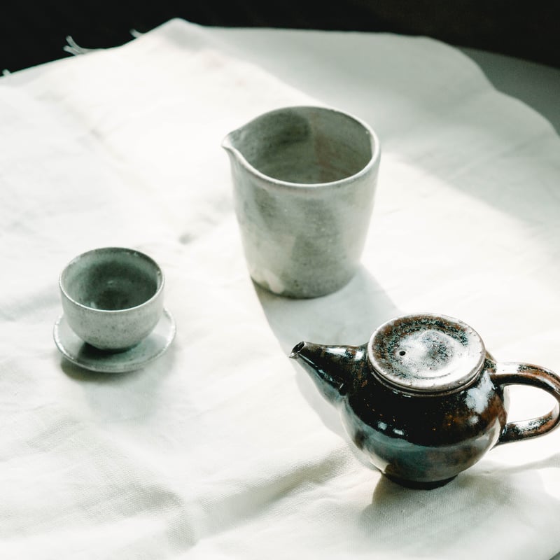長谷川奈津】林檎灰釉茶杯+茶卓27 | Q1 オンラインストア