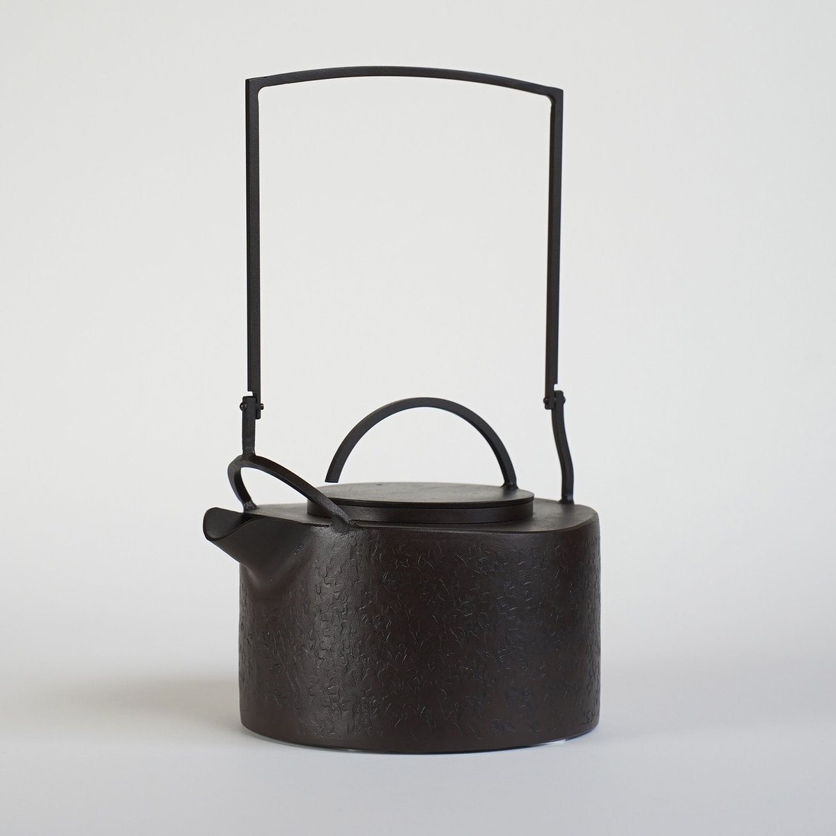 坂井直樹作 鉄地象嵌薬缶　金属造形作家「湯のこもるカタチ」共箱 FM11-07 fit=scale-down,w=1200