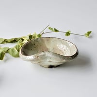 灰釉化粧たわみ皿　(中)