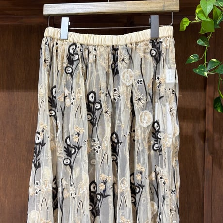 LE MELANGE  総刺繍チュールギャザースカート