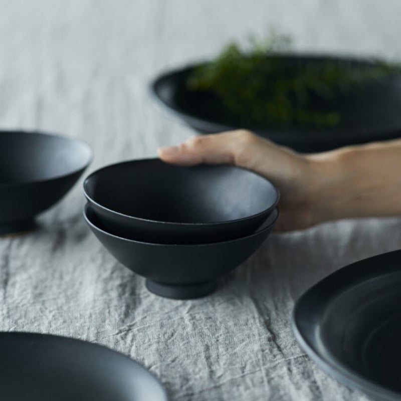 暮らしの道具】 -丸皿20cm- 黒照（クロテラス） | 【公式ストア