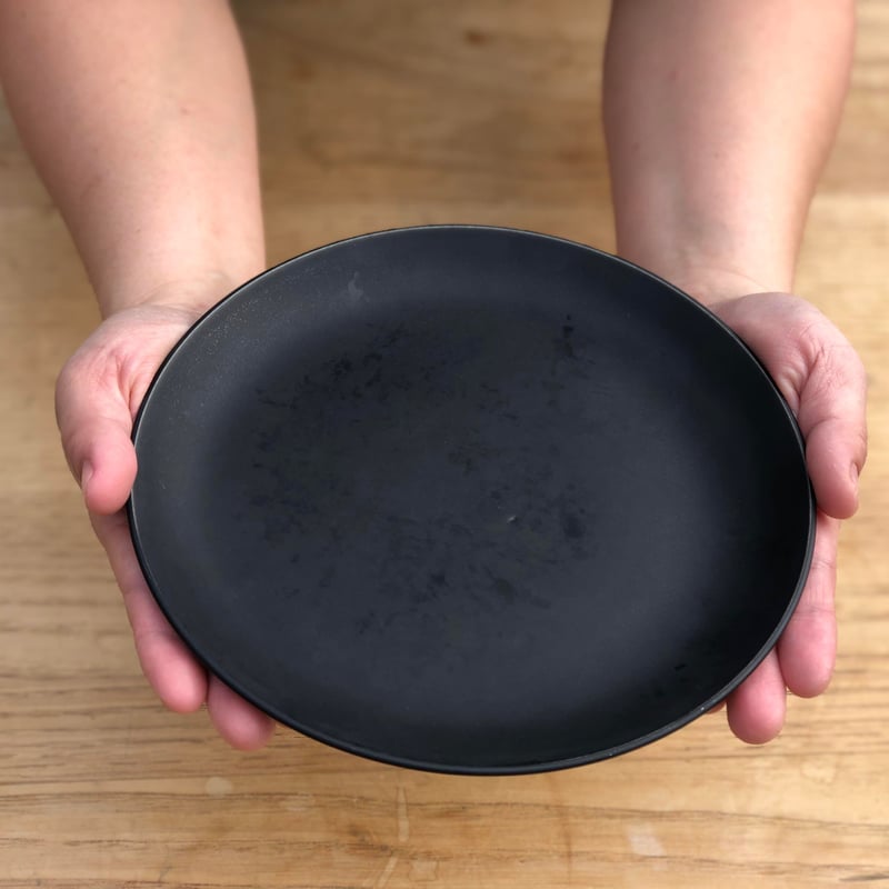 暮らしの道具】 -丸皿20cm- 黒照（クロテラス） | 【公式ストア