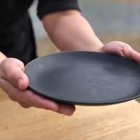 【暮らしの道具】 -丸皿20cm-　黒照（クロテラス）