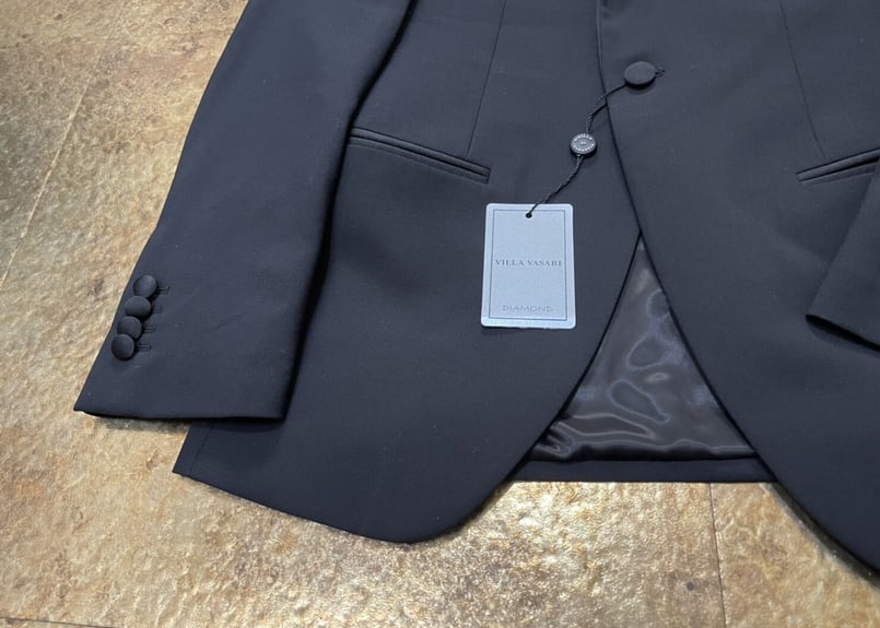 シャビー 暗い 洋服棚 イタリアから船便で運ばれてきました