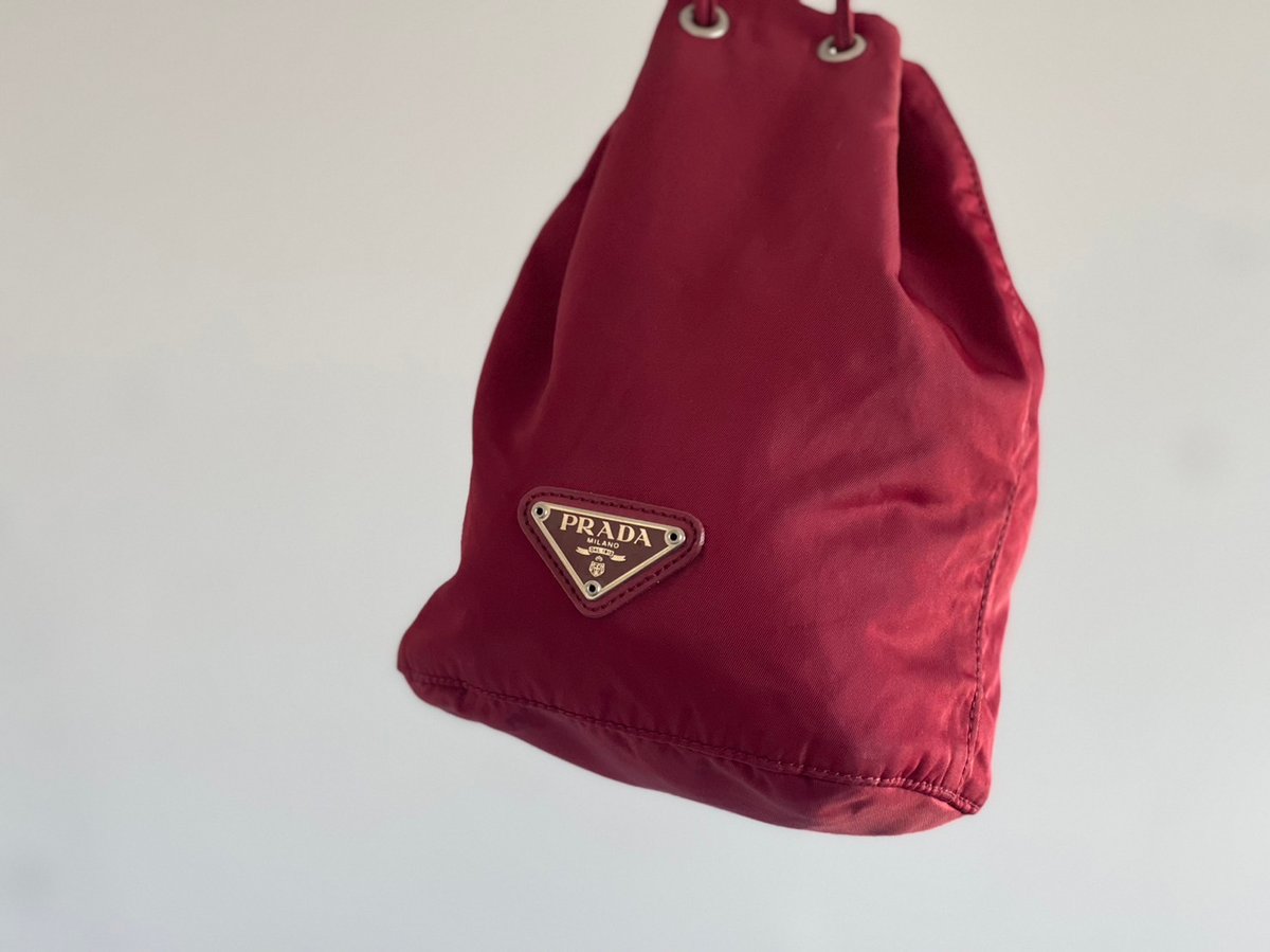 新品　ヨーロッパ購入　プラダ　巾着　prada red 新品 ヨーロッパ購入 プラダ 巾着 prada red プラダPRADA 巾着バッグ