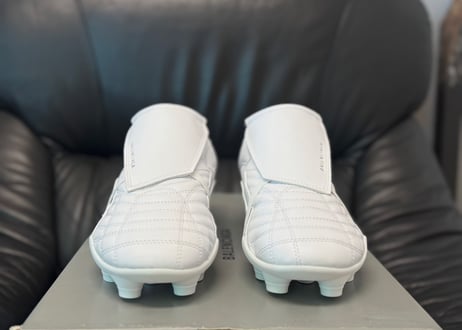 balenciaga soccer shoes dead stock