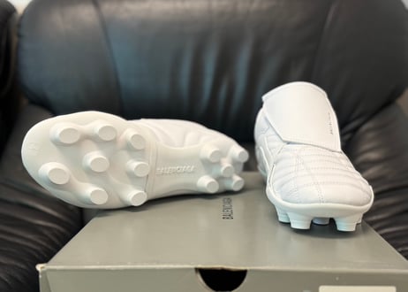 balenciaga soccer shoes dead stock