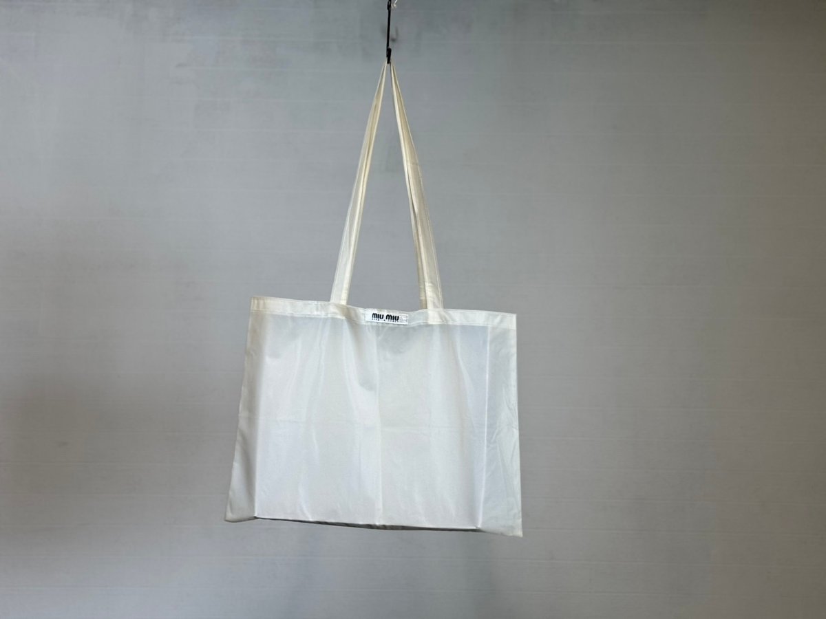 【希少】MIUMIU トートバッグ archive A4収納 ロゴ エンボス 希少】MIUMIU トートバッグ archive A4収納 ロゴ エンボス MIU MIU