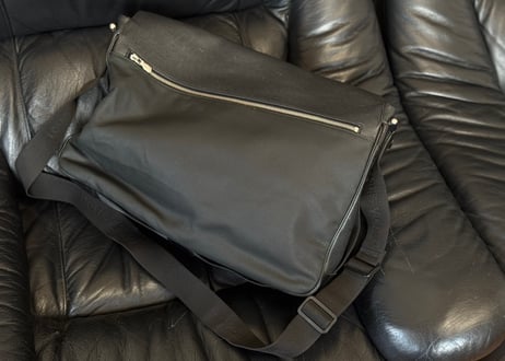 louis vutton taiga shoulder bag