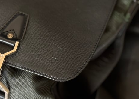 louis vutton taiga shoulder bag