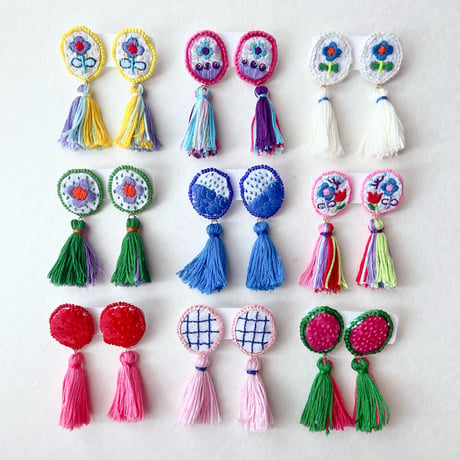 pumpulipuikko OHANA イヤリング　ブルータッセル　刺繍　ビーズ ビジュー ビーズ刺繍×カラフルタッセルピアス/イヤリング(ブルー