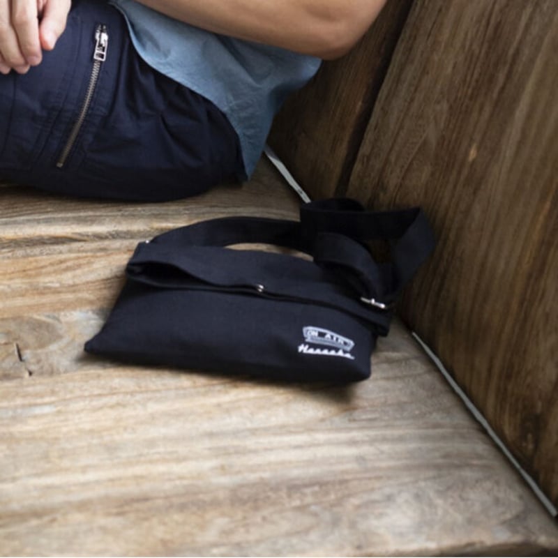 オリジナルサコッシュバッグ【黒】 | HANAOKA WEB STORE