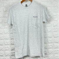 Hanaoka-ポケット付ロゴＴシャツ【アッシュ】