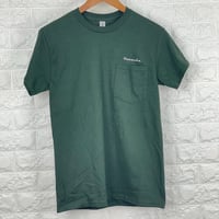 Hanaoka-ポケット付ロゴＴシャツ【フォレストグリーン】