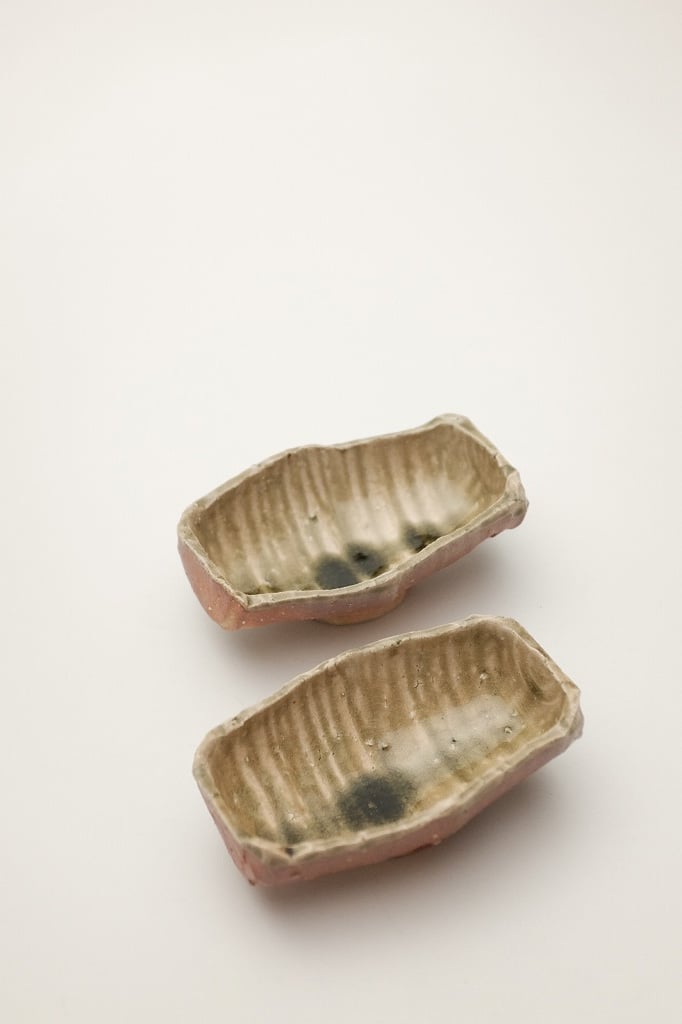 灰釉手付き鉢　陶器　箱無し　作者 小島憲二　
新品未使用 灰釉手付き鉢 陶器 箱無し 作者 小島憲二 新品未使用 灰釉手付き