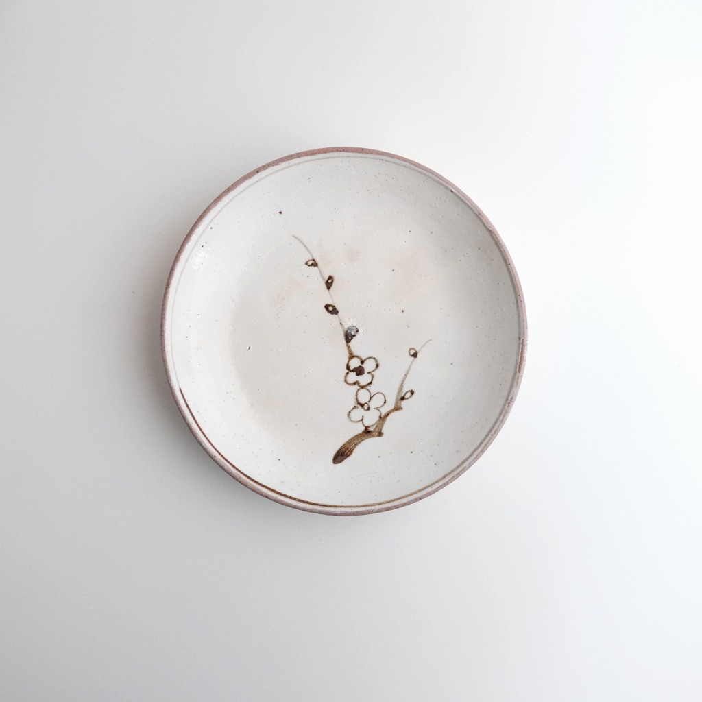 景徳鎮窯　陽刻梅紋　兎紋皿 高山陶器の通販｜【公式 15.5cm 雪輪銘々皿 割草花兎紋 染付 波佐見焼 工芸品