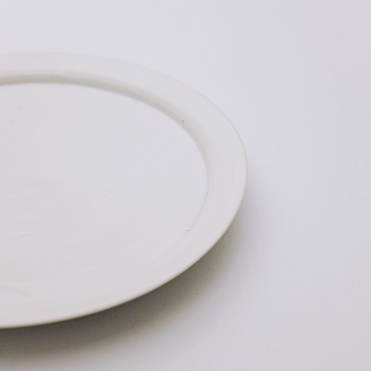 岡晋吾 白瓷八寸皿 | LAPIN ART ONLINE