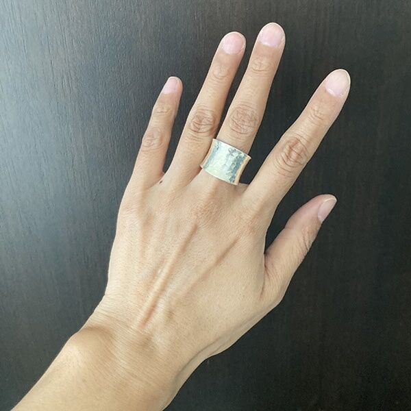 カレンシルバーリング純銀甲丸叩き24号指輪槌目模様KarensilverにEh3 カレンシルバーリング純銀甲丸叩き24号指輪槌目模様KarensilverにEh3