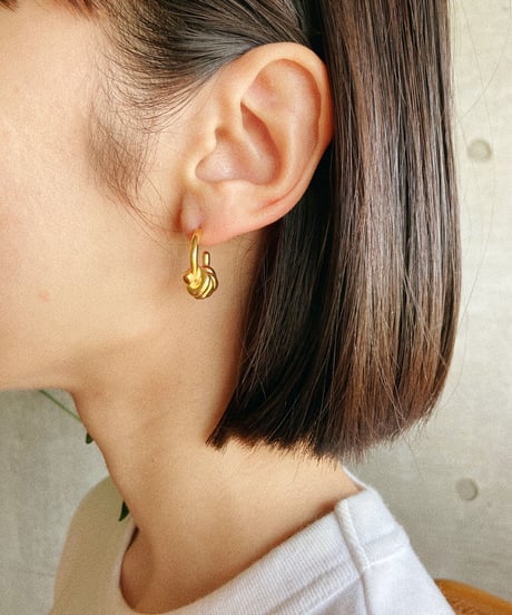 [ピアス]　タイト（素材：ステンレス）
