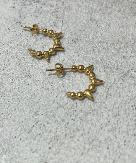 [ピアス]  ファング（素材：ステンレス）