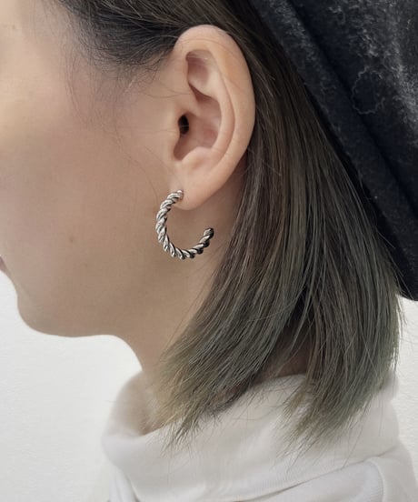 [ピアス]　スモールスクリュー（素材：ステンレス）