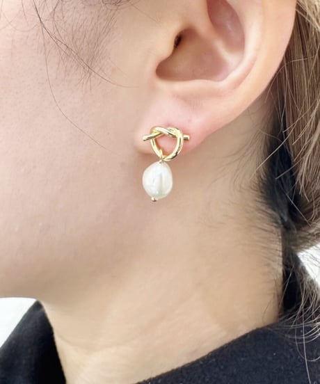 [ピアス]　ノットパール（素材：ステンレス）