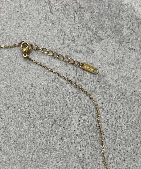 [ネックレス]  ゴールドハーフパール（素材：ステンレス）