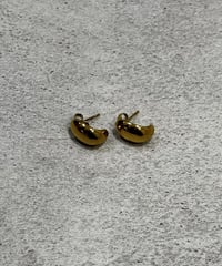 [ピアス]　ゴールドビーンズ（素材：ステンレス）