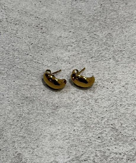 [ピアス]　ゴールドビーンズ（素材：ステンレス）
