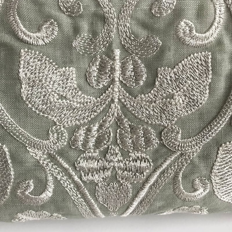 ダマスク柄の総刺繍がアートなミニマルバッグ(がま口ミニ3wayバッグ
