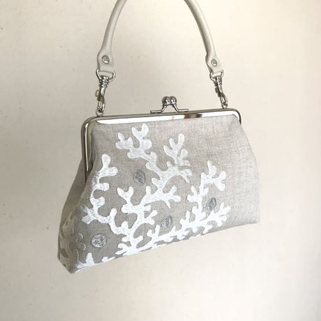 シルバーサンゴの刺繍がとってもラグジュアリーな　トラペバッグ