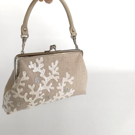 シルバーサンゴの刺繍がとってもラグジュアリーな　トラペバッグ