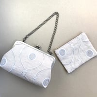 セットでお得！夏のリネン　流れるようなクラシック調の刺繍が美しいミニマルバッグとフラットポーチ　★ベージュ