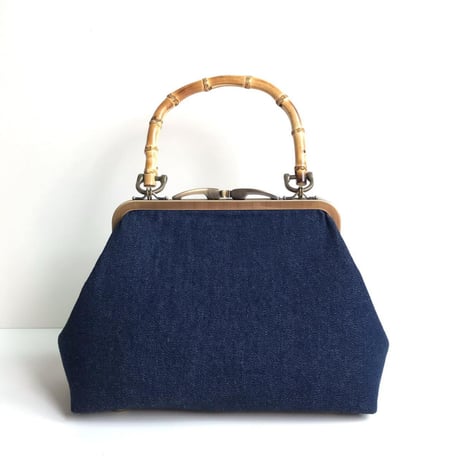 鮮やかなピンクとブルーの刺繍が目を惹くがま口バンブーバッグ