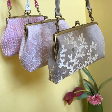 シルバーサンゴの刺繍がとってもラグジュアリーな　トラペバッグ
