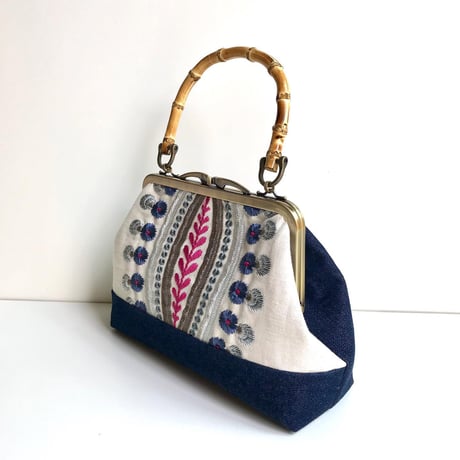 鮮やかなピンクとブルーの刺繍が目を惹くがま口バンブーバッグ