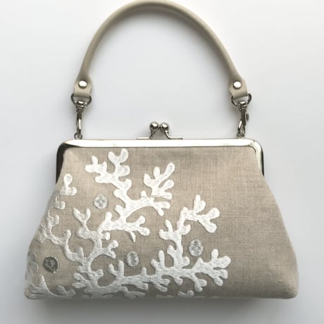 シルバーサンゴの刺繍がとってもラグジュアリーな　トラペバッグ