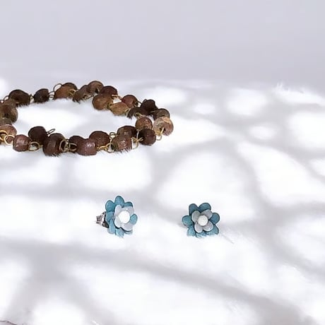 ブルーグレーのお花のピアス