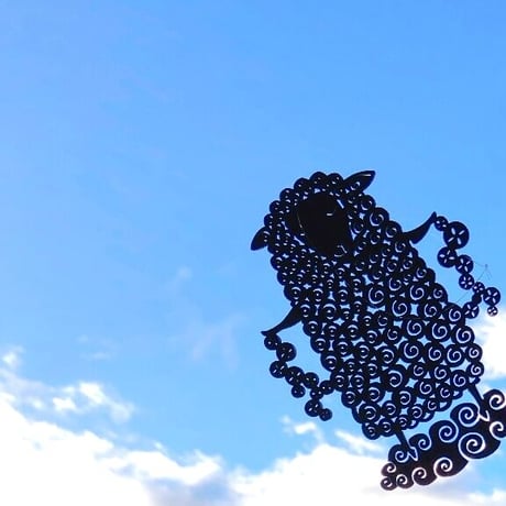 雲の上のいねむり羊・木のオーナメント・リトアニアのデザイナーが作った木の飾り