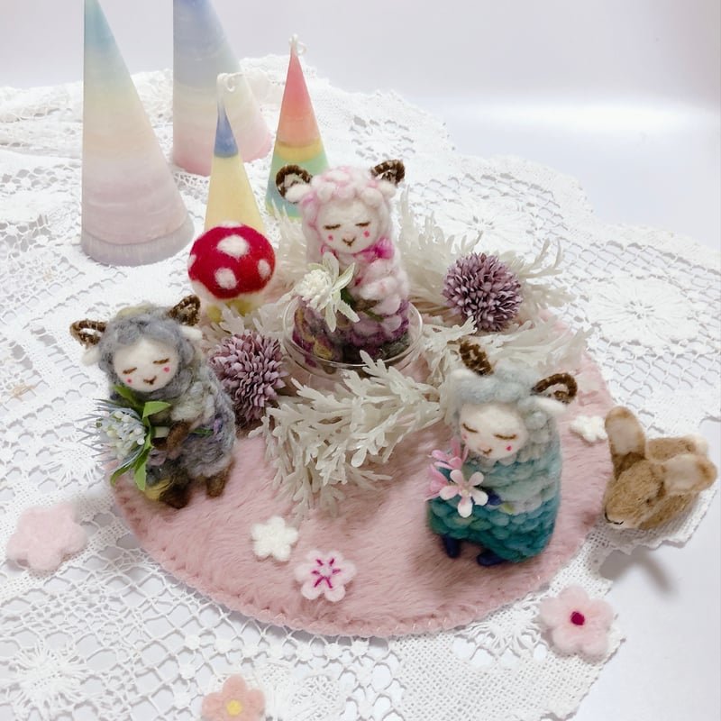 夢見るひつじ・ グレーと緑のひつじさん 手つむぎフェルトのわいい