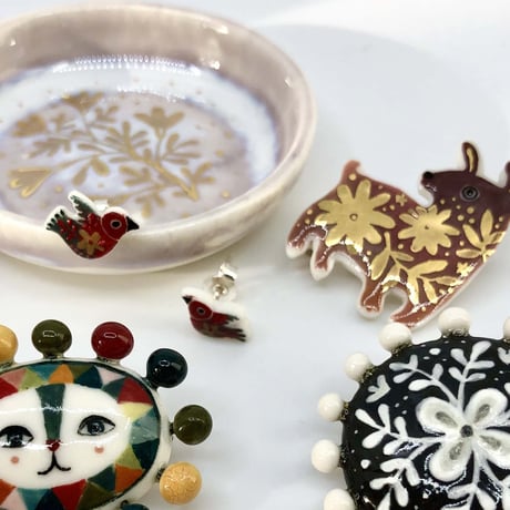 【1点もののため展示のみ】金のお花模様ブローチ―リトアニアのハンドメイド