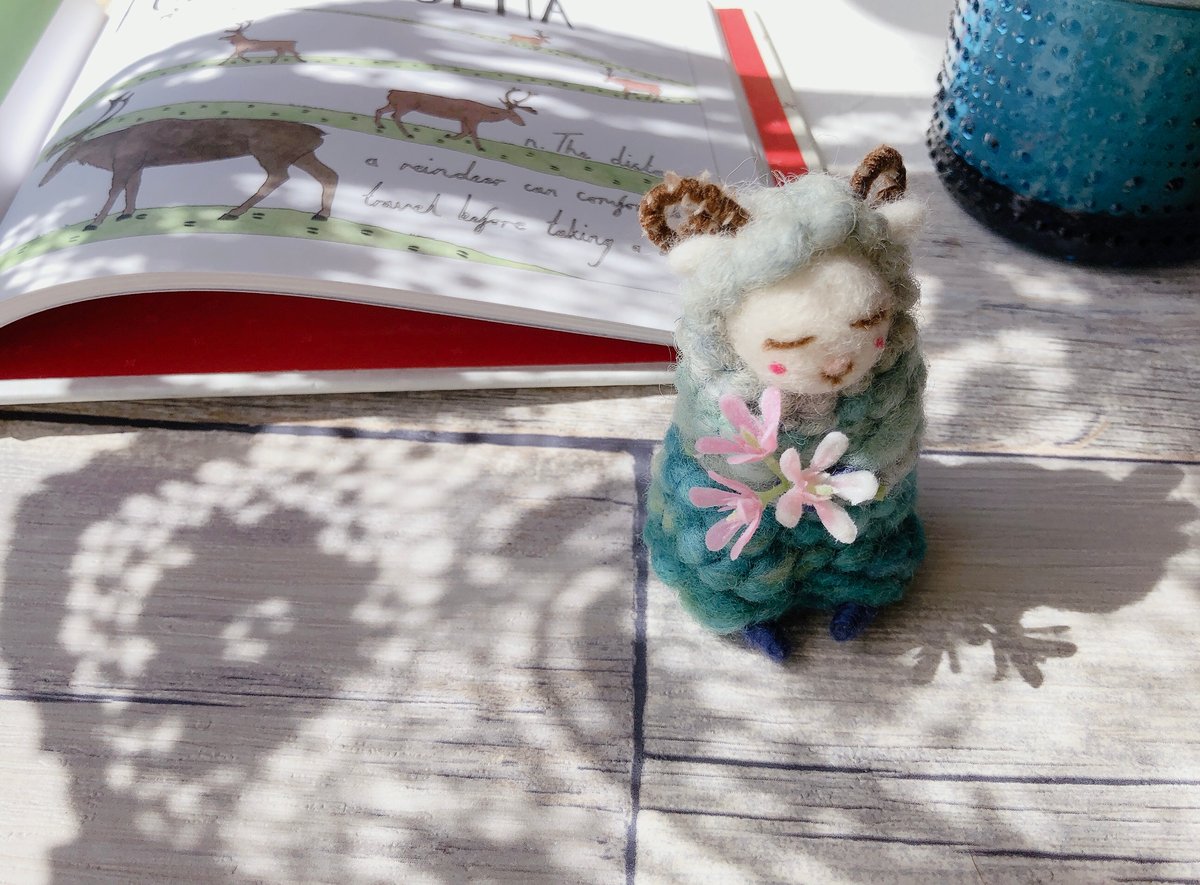 夢見るひつじ・ グレーと緑のひつじさん 手つむぎフェルトのわいい