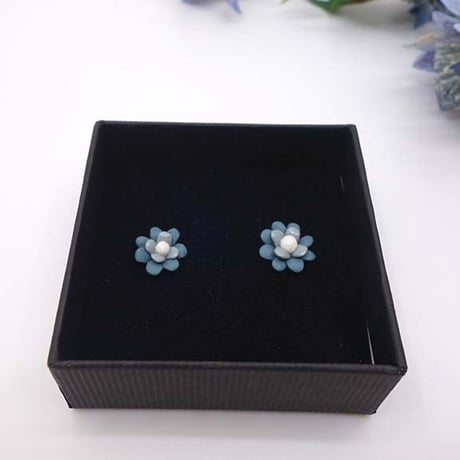 ブルーグレーのお花のピアス